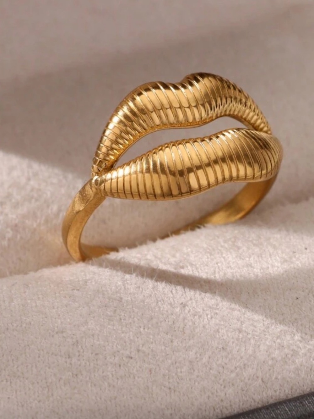 Gold Lip Motif Ring